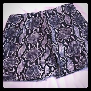 Snakeprint skort
